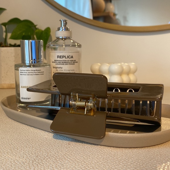 Kōv Essentials Daily Claw Clip XL in Mocha - Picture 2 of 8